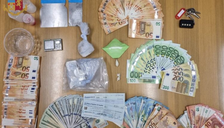 Milano, si mette male per un 65enne: arrestato per detenzione e spaccio di droghe e ingenti somme di denaro in euro e dollari.