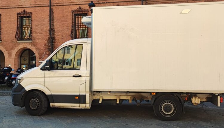 Modena, copre la targa per fare consegna in centro: denunciato