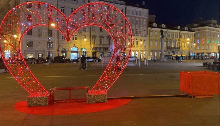 Trieste, per San Valentino un grande cuore illuminato brillerà fino al 20 febbraio in piazza della Borsa.