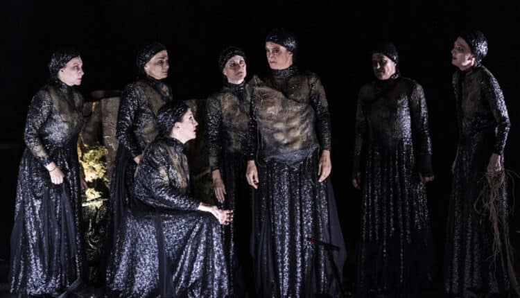 Milano, a Teatro Carcano “Supplici”: il viaggio di sette madri.