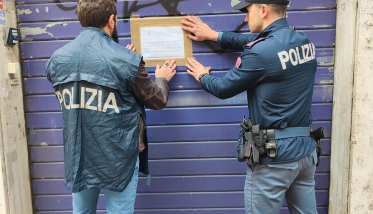 Roma, la Polizia di Stato ha scoperto un centro massaggi a luci rosse.