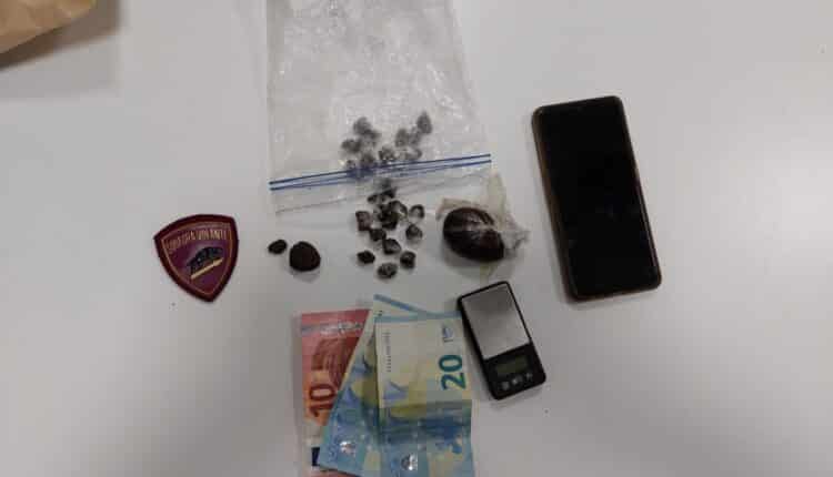 Varese, la Polizia arresta un diciassettenne per detenzione di hashish ai fini di spaccio.