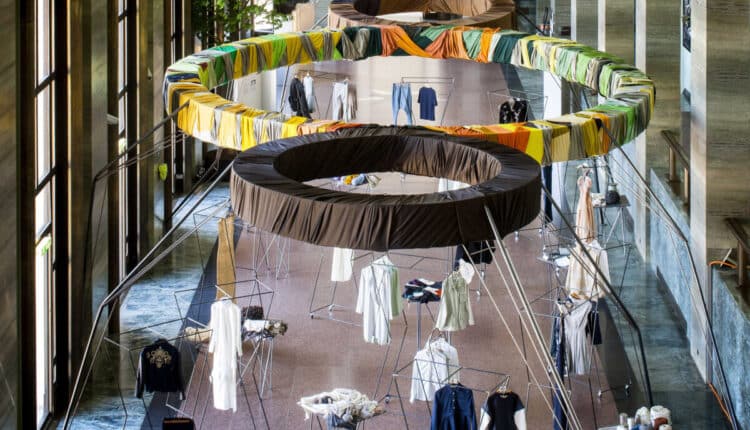 Michelangelo Pistoletto_Ragno del Terzo Paradiso_2010_metallo e tessuti_ 500x2000x800 cm_ph.EnricoAmici