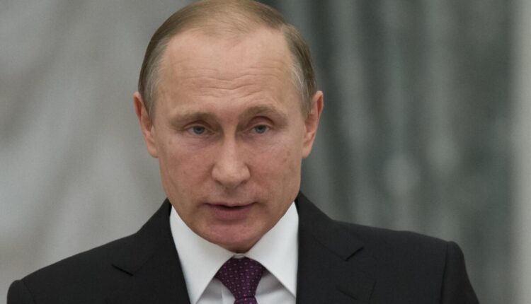 Putin in un discorso alla Duma attacca l’Occidente e sospende il trattato START sul nucleare. La replica del presidente americano da Varsavia. «Da Mosca crimini contro l’umanità»