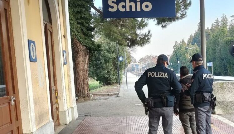 Schio (VI), aggrediscono un viaggiatore ed il macchinista in stazione: 2 denunciati dalla Polizia di Stato