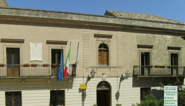 Trapani, sventato un furto: scappa disfacendosi di uno zaino contenente la refurtiva.