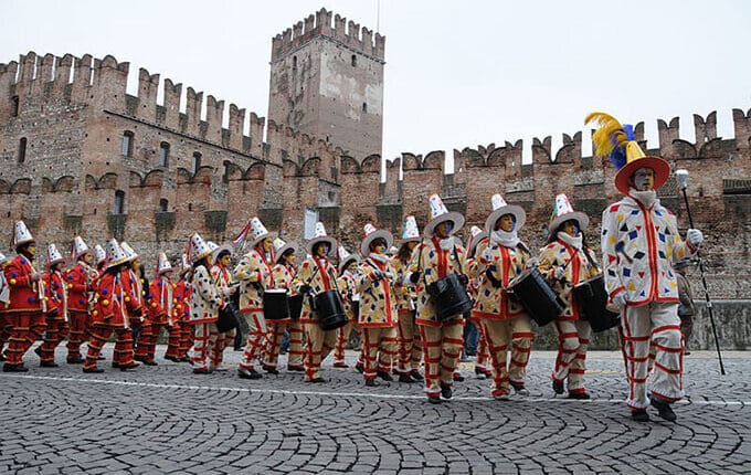 Verona, il Carnevale si festeggia anche qui: in sfilata maschere della tradizione veronese e cinese.