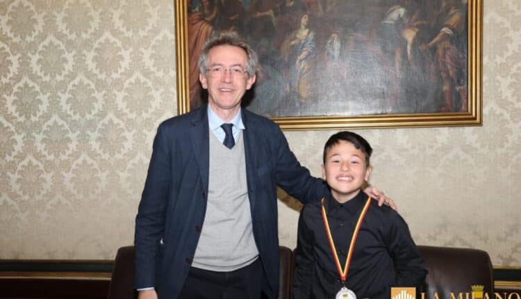 Napoli, il Sindaco Manfredi ha conferito la medaglia della città al giovanissimo attore Mario Di Leva.