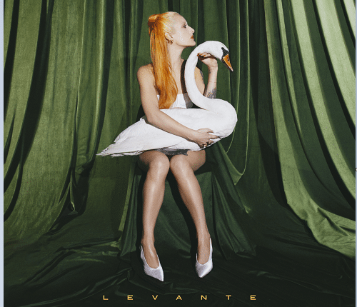 Levante: la cantante debutta al top delle classifiche e continua il tour negli store