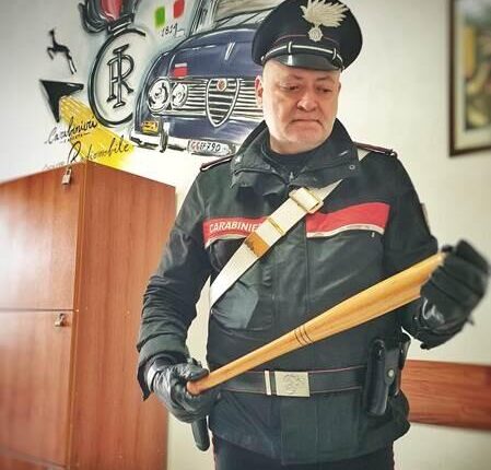 Caserta, denunciato un ventisettenne in possesso di un'arma scenica e una mazza da baseball