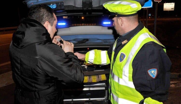 Bergamo, controlli stradali della Polizia di Stato per prevenire incidenti dovuti all'abuso di alcool o sostanze stupefacenti