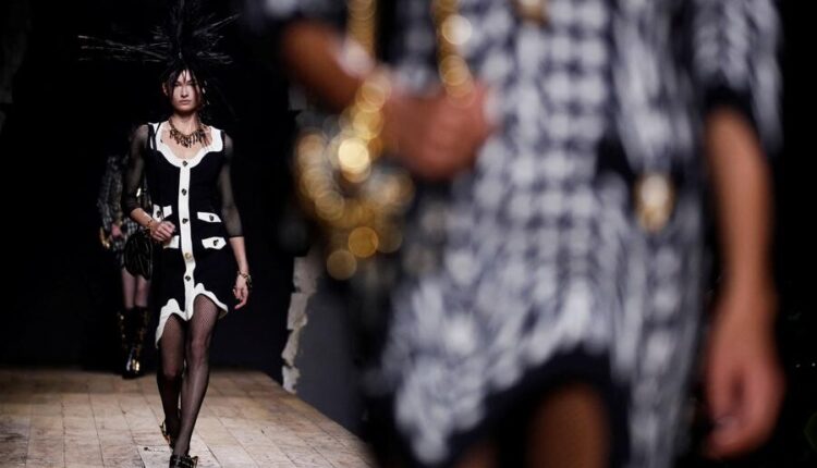 Milano: Il punk aristocratico di Moschino alla Fashion Week 2023-24