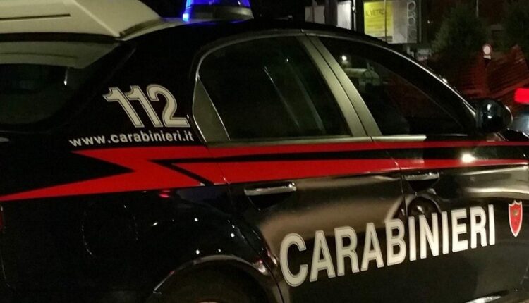 Cremona, ubriaco importuna i clienti di un bar: intervengono i carabinieri della Sezione Radiomobile e della Stazione di Cremona e li aggredisce. Arrestato e condannato per resistenza a pubblico ufficiale