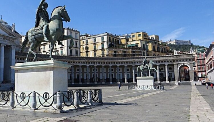 Napoli, Polizia Municipale: fermato minore che imbrattano le statue equestre in Piazza del Plebiscito