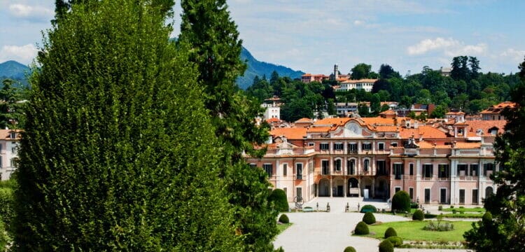 Varese, una passeggiata negli anni Trenta: dagli affreschi di Palazzo Italia alle nuove architetture del capoluogo.