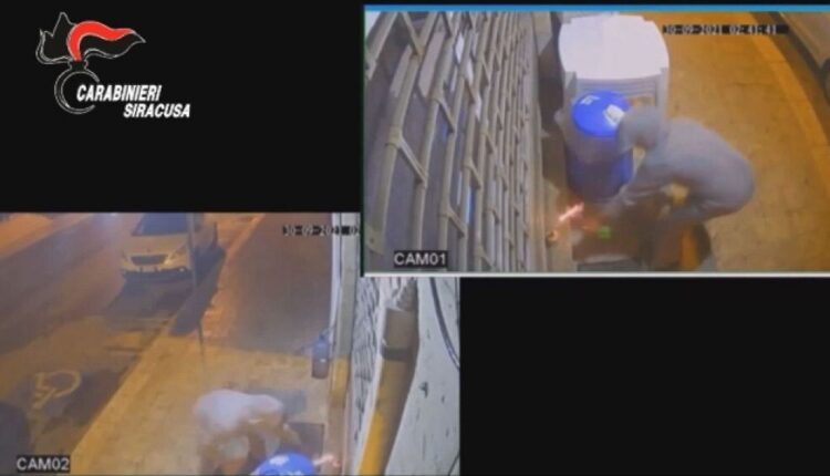 Siracusa, bomba carta in danno a 3 esercizi commerciali: 3 persone arrestate dai Carabinieri e disarticolata una piazza di spaccio