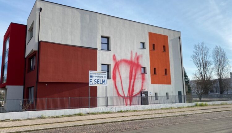 Modena, scritte no vax al Polo Leonardo: la condanna del sindaco