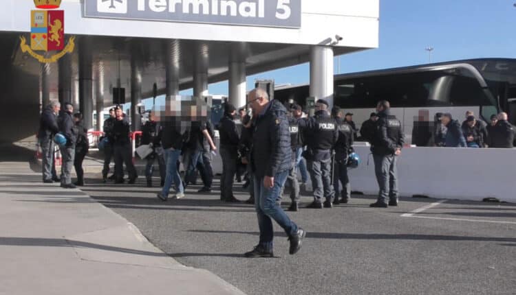Fiumicino, servizi preventivi di vigilanza organizzati dalla Polizia di Stato presso lo scalo aereo di Fiumicino in occasione della partenza delle tifoserie dell'AS Roma, della SS Lazio e dell’ Eintracht Francoforte