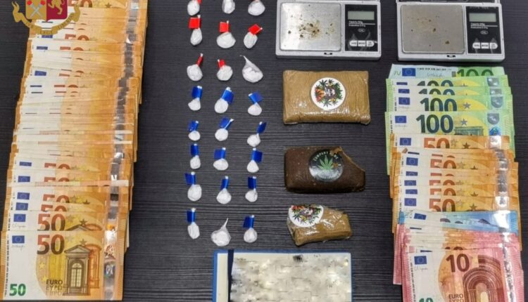 Milano: arrestato un 22enne dopo aver venduto stupefacenti ad un cittadino di 47 anni già noto alla polizia