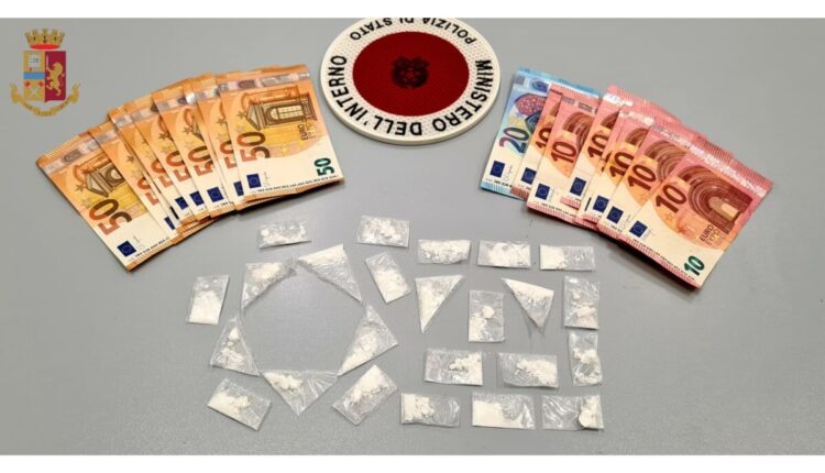 Milano, trovato in possesso di 23 dosi di cocaina: arrestato dalla Polizia di Stato di Milano.