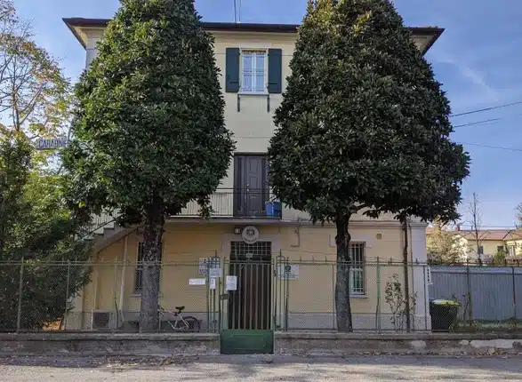 Sant’Agata Bolognese, frusta la figlia che scappa di casa insieme ai fratelli: i ragazzi vengono affidati alla nonna.