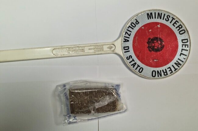 Crotone, arrestato per detenzione di stupefacente: teneva la merce negli slip.