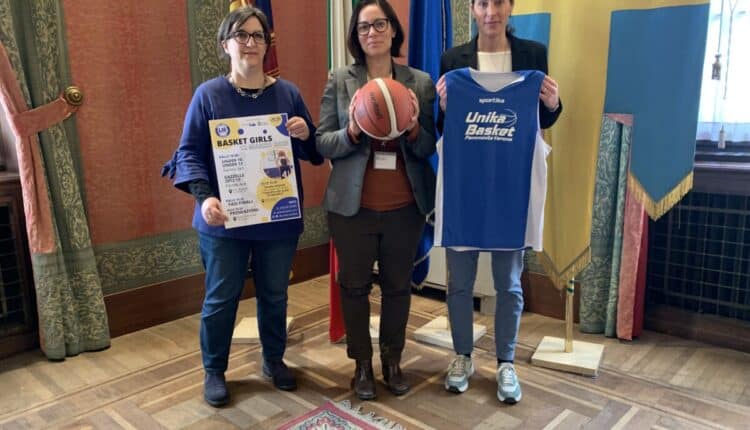 Una domenica di basket dedicata a bambine e ragazze per divertirsi, provare a giocare. E a seguire una tavola rotonda sull’importanza dello sport per la crescita personale. Domenica 12 marzo, alle scuole Fincato Rosani dell’I.C. 15 in Borgo Venezia e al Coni Consolini in Basso Acquar si svolgerà “Basket Girls”, un torneo tutto al femminile organizzato da Unika Basket Asd e patrocinato dal Comune di Verona e dalla Circoscrizione 6^ nell’ambito degli eventi legati all’8 marzo, Festa della donna. L’evento, che vedrà la partecipazione di 120 atlete tra bambine e ragazze che praticano il basket a Verona e in altre province d’Italia, sarà una finestra su questo sport femminile a 360 gradi. Non dunque solo una competizione agonistica perché, durante la giornata, ci saranno anche una tavola rotonda, sul tema “Emozioni in gioco: il valore della squadra femminile nel corso della crescita”, e un contest sportivo, che coinvolgerà gli alunni della scuola primaria Forti e della scuola secondaria di primo grado Fincato Rosani con prove di abilità, reattività e scaltrezza. “Presentare questo torneo il giorno della Festa della donna ci permette di celebrare anche i valori femminili nello sport – ha detto l’assessora alle Politiche educative e scolastiche Elisa La Paglia -. Un’iniziativa che mi vede molto coinvolta perché il basket per me è stato una scuola di vita importante, per i valori etici che lo sport trasmette, per il gioco di squadra e per quella che è la realizzazione personale all’interno di un ambiente assolutamente positivo per la costruzione della persona, soprattutto se, come in questa occasione, sono coinvolte bambine delle elementari e ragazze delle medie. Mi auguro che il basket femminile possa ampliarsi sempre di più sul nostro territorio, per offrire magari una carriera nello sport ma in primo luogo per una crescita sportiva, sociale e della propria personalità”. Il torneo “Basket Girls”. Inizierà alle 10 nella palestra Fincato Rosani, mentre le fasi finali della competizione si sposteranno, a partire dalle 14.30, al Coni Consolini in Basso Acquar. Prenderanno parte al torneo la squadra Gazzelle 2012-2013, la U13 e la U16 di Unika Basket in competizione con altre squadre provenienti da tutto il Veneto. Seguiranno poi alle 16.30 le premiazioni delle squadre vincitrici. La tavola rotonda. In contemporanea al torneo, alle 10.30 nell’Aula Magna della scuola Fincato Rosani, si terrà la tavola rotonda “Emozioni in gioco: il valore della squadra femminile nel corso della crescita”. Relatrice sarà la formatrice e terapista dell’età evolutiva Francesca Benedetti con anche l’intervento dell’assessora Elisa La Paglia e della presidente della 6° Circoscrizione Rita Andriani che, durante l’incontro, racconteranno le proprie esperienze nel basket, focalizzandosi anche sull’importanza del praticare sport, scoraggiandone l’abbandono precoce, situazione purtroppo molto riscontrata nelle discipline femminili. Il torneo è stato presentato questa mattina in sala Arazzi dall’assesora alle Politiche scolastiche ed educative Elisa La Paglia. Sono interventute la presidente di Unika Basket Alessandra Corsi e la dirigente Nicoletta Caselin. “Lo sport è elemento fondamentale nella crescita delle ragazze – sottolinea la presidente di Unika Alessandra Corsi – per questo, affianchiamo all’evento sportivo un incontro formativo per genitori, famiglie e allenatori. Basket Girls è solo la prima di numerose iniziative pensate per promuovere il basket femminile e l’impegno sportivo, più in generale, come elemento positivo per la crescita delle giovani”. “Abbiamo deciso di organizzare “Basket Girls” con l’obiettivo di avvicinare al mondo della pallacanestro e, più in generale dello sport, le bambine e le ragazze – spiega Nicoletta Caselin, dirigente sportiva -. Vogliamo far conoscere come questo sport di squadra ha il doppio valore di abbinare esperienza relazionale e sociale, con quella di fatica e di conoscenza di sè attraverso il contatto fisico controllato e modulato. La collaborazione tra istituto scolastico e società sportiva era per noi fondamentale per l’organizzazione di questa importante iniziativa e per questo ringraziamo la dirigente scolastica Muscolino”. 