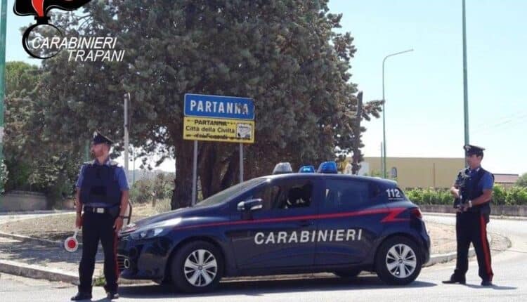 A seguito di una comunicazione anonima i Carabinieri sono intervenuti a Partanna, nei pressi dell’abitazione del primo cittadino, gli artificieri dell’Arma hanno aperto con una esplosione controllata il veicolo e hanno proceduto alla bonifica dello stesso che è risultato privo di ordigni.