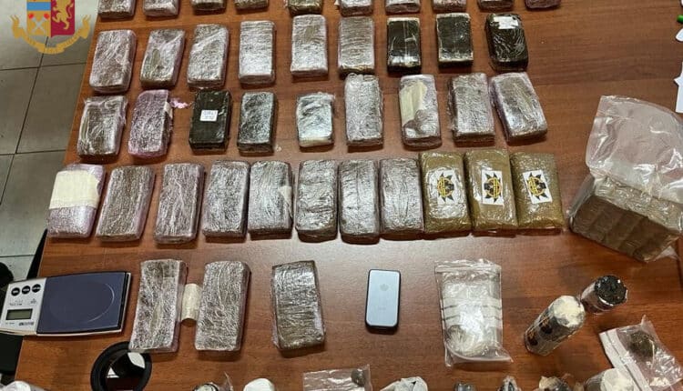 Roma, “stretta” alle attività legate alla droga in zona Ostiense: la Polizia di Stato ha arrestato 4 persone gravemente indiziate di detenzione ai fini di spaccio di sostanze stupefacenti sequestrando oltre 5 kg di droga