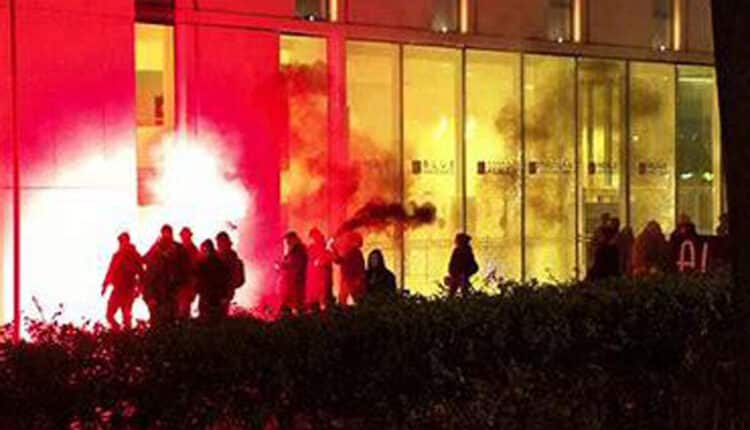 Corteo di anarchici a Torino.