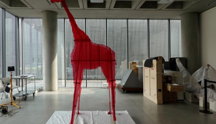 Milano, avviato il restauro della “Giraffa artificiale” di Gino Marotta da parte del Museo del Novecento e Mudec
