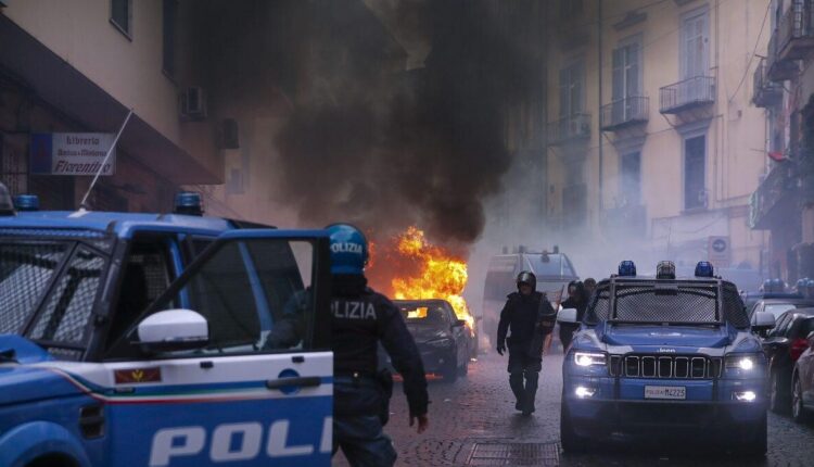 Domani la convalida degli arresti per i 5 tifosi del Napoli e i 3 dell’Eintracht arrestati negli scontri avvenuti a Napoli mercoledì.