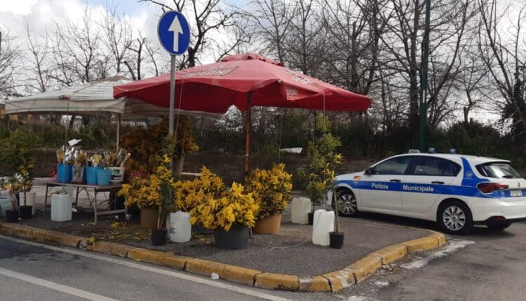 Napoli, vendita abusiva di fiori in occasione della festa internazionale della donna.