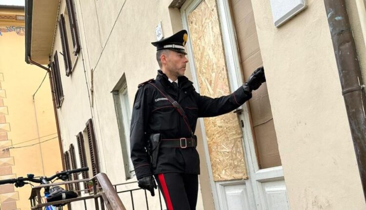 Lucca, sfonda la porta del centro accoglienza: arrestato dai Carabinieri