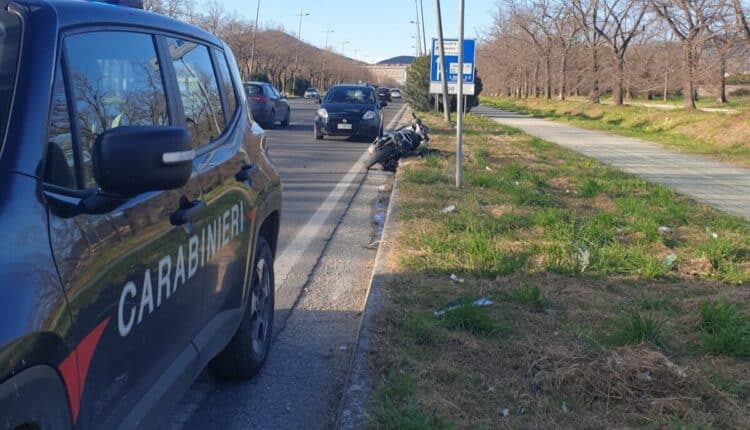 Caserta, "centauri" in possesso di droga passano con il semaforo rosso ignorando l'alt dei Carabinieri: arrestati