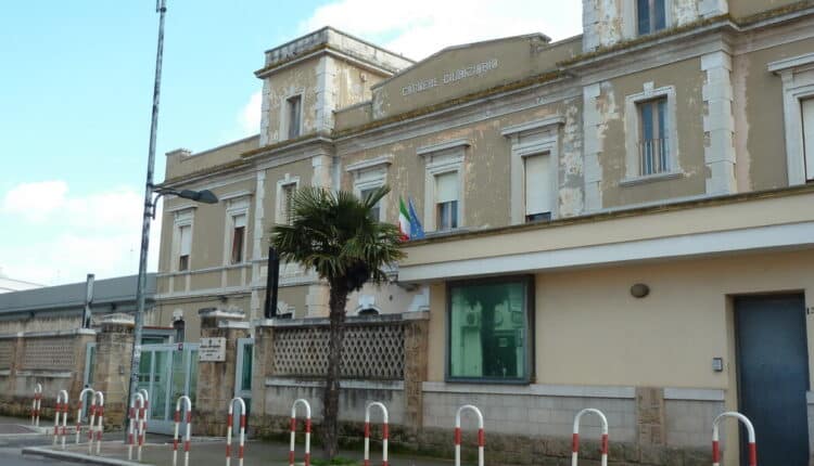 Brindisi, i detenuti usavano cellulari per chiamare persone all’esterno: 7 indagati.