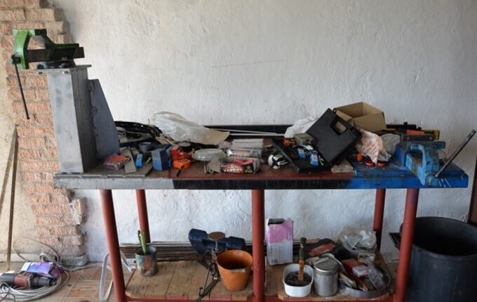 Crotone, scoperto un laboratorio clandestino di armi: in arresto un crotonese di 54 anni.