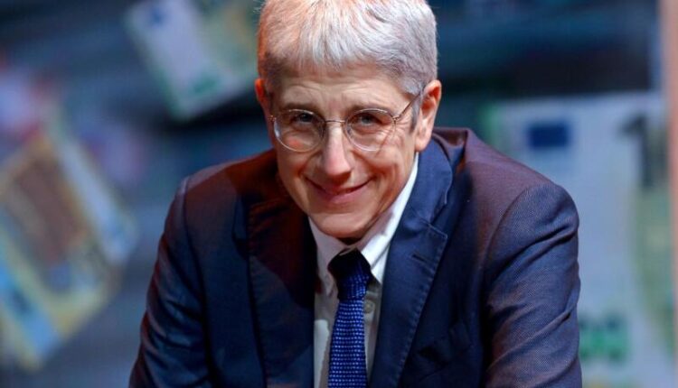 Rete 4, domani sera una nuova puntata di "Fuori dal Coro" su traffici illegali e accoglienza