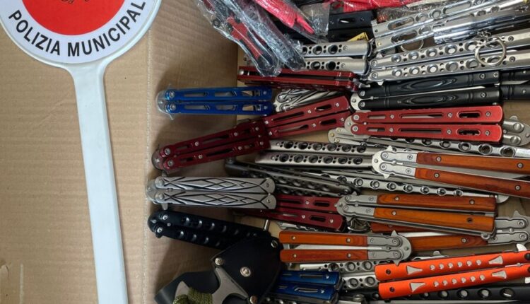 Napoli: sequestrate diverse armi da taglio in una rivendita di animali