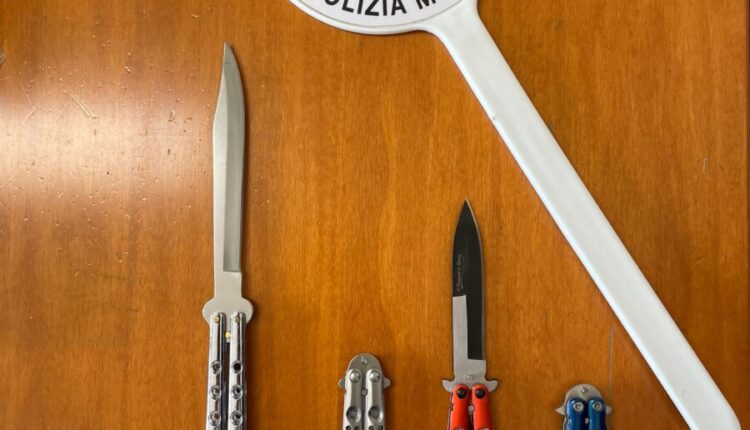 Napoli: sequestrate diverse armi da taglio in una rivendita di animali