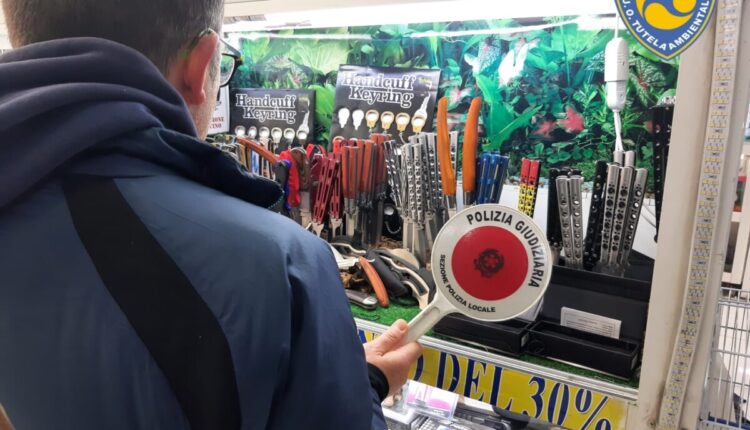 Napoli: sequestrate diverse armi da taglio in una rivendita di animali