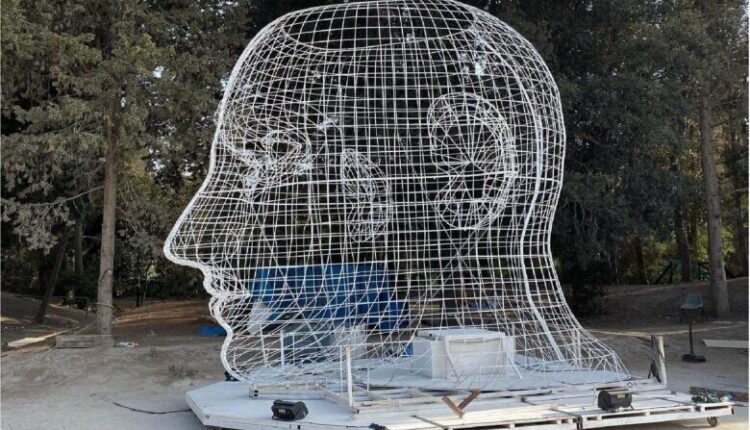 Siracusa: La testa di Panteo, realizzata per “Baccanti” dell’Inda nel 2021, collocata in largo Dicone.