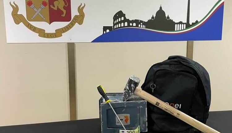 Roma, la Polizia di Stato arresta un cittadino italiano di 23 anni perché gravemente indiziato del reato di furto aggravato in concorso e resistenza a pubblico ufficiale
