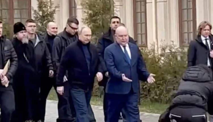 Putin a sorpresa in Crimea per il nono anniversario dell’annessione della penisola alla Russia.