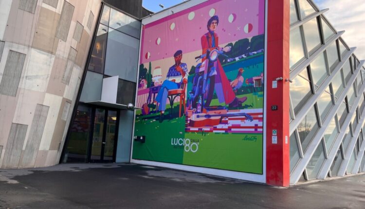 Milano: Inaugurata oggi sulla facciata dell'headquarter di SONY MUSIC l'opera "Sony music wall Lucio 80"