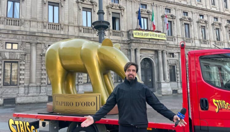 Milano: consegnato da parte di Valerio Staffelli un tapiro gigante alla consigliera del PD Monica Romano