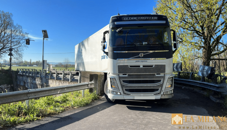 Unimmagine frontale del veicolo incastrato