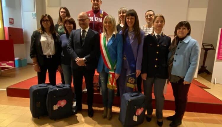 Macerata: sottoscritto il Protocollo d’intesa per aiutare le donne vittime di violenza, arriva la “Valigia di salvataggio”