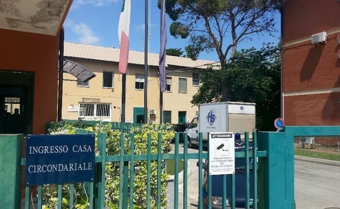 Pescara, misura cautelare interdittiva per un Assistente Capo della Polizia Penitenziaria.