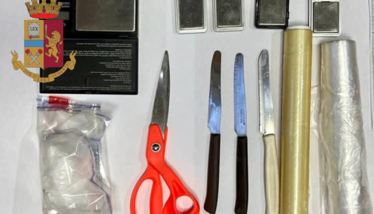Torre Annunziata (NA), sorpresa con la droga: arrestata